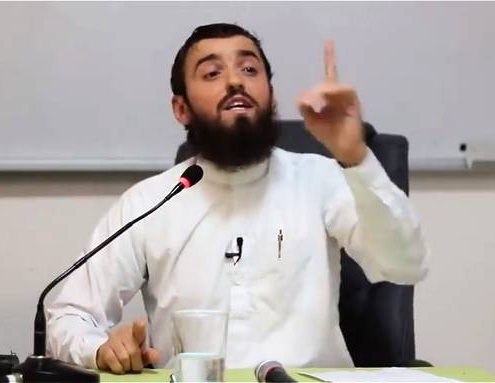 Hetzte gegen Juden und Homosexuelle und instrumentalisierte den Tod eines Jungen: Umstrittener Imam zieht weg