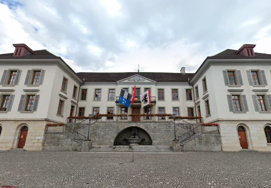 Schweizer Pass trotz Betreibung? Kosovarin siegt gegen Aargau.