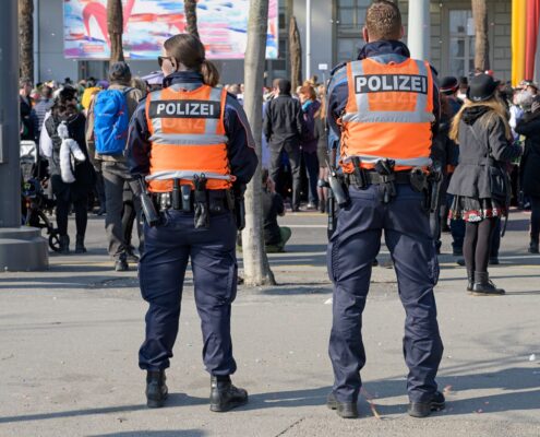 Als Folge der Massenzuwanderung: Der Schweiz fehlen Tausende Polizisten.