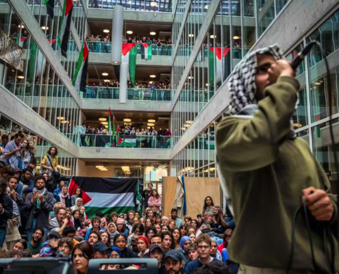 Die Proteste an Universitäten sind in die Schweiz übergeschwappt: Die Uni Lausanne wird von Hunderten Studierenden besetzt, an der ETH kam es zu einer Sitzdemo. Parlamentarierinnen und Parlamentarier kritisieren das Vorgehen der Aktivisten scharf.