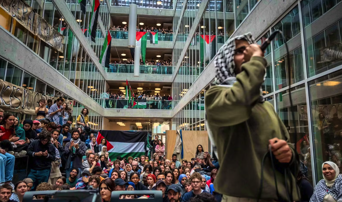 Die Proteste an Universitäten sind in die Schweiz übergeschwappt: Die Uni Lausanne wird von Hunderten Studierenden besetzt, an der ETH kam es zu einer Sitzdemo. Parlamentarierinnen und Parlamentarier kritisieren das Vorgehen der Aktivisten scharf.