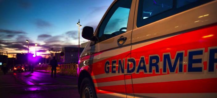 In Lausanne hat das Parlament einem Vorstoss der Grünen zugestimmt, einen Grossteil der Polizisten zu entwaffnen um in Quartieren mit hohem Migrationsanteil nicht zu provozieren.