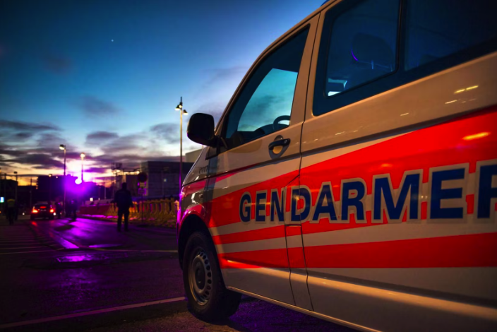 In Lausanne hat das Parlament einem Vorstoss der Grünen zugestimmt, einen Grossteil der Polizisten zu entwaffnen um in Quartieren mit hohem Migrationsanteil nicht zu provozieren.