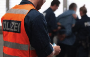 Ein Kosovare erschoss vor 20 Jahren einen Griechen, wanderte ins Gefängnis und wurde schliesslich ausgeschafft. Trotz Einreiseverbot soll der verurteilte Mörder die Schweiz regelmässig besucht haben. Nun erhält er erneut eine Aufenthaltsbewilligung.
