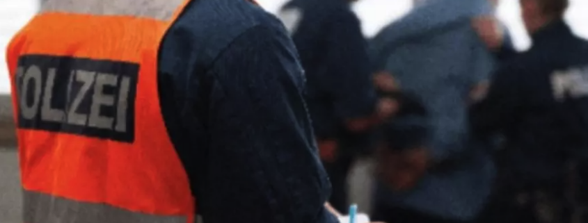Ein Kosovare erschoss vor 20 Jahren einen Griechen, wanderte ins Gefängnis und wurde schliesslich ausgeschafft. Trotz Einreiseverbot soll der verurteilte Mörder die Schweiz regelmässig besucht haben. Nun erhält er erneut eine Aufenthaltsbewilligung.