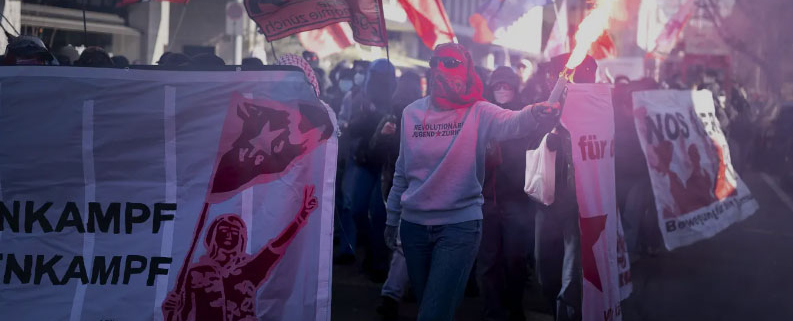Bei einer unbewilligten Demonstration zum Frauentag ist es in Zürich zu Auseinandersetzungen mit der Polizei und zu Sachbeschädigungen durch linksradikale Nazi Faschisten gekommen.