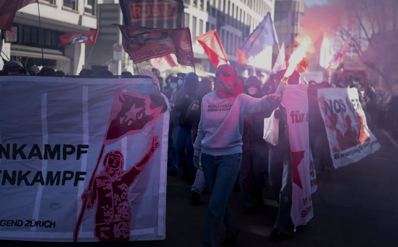 Bei einer unbewilligten Demonstration zum Frauentag ist es in Zürich zu Auseinandersetzungen mit der Polizei und zu Sachbeschädigungen durch linksradikale Nazi Faschisten gekommen.