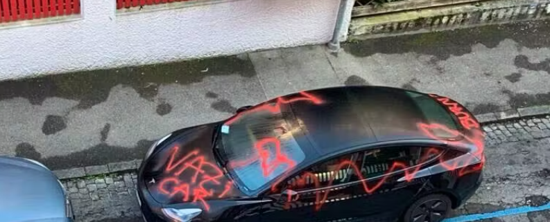 Linksfaschistischer Anschlag auf E-Auto in Bern: «Nazi Car, Burn Teslas».
