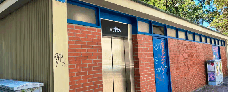 Vorbestrafter Spanier (27) missbraucht junge Frau brutal auf Parktoilette.