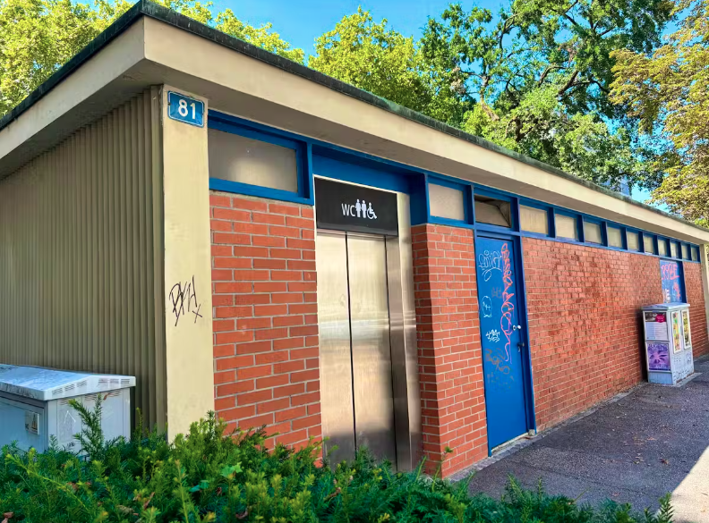 Vorbestrafter Spanier (27) missbraucht junge Frau brutal auf Parktoilette.