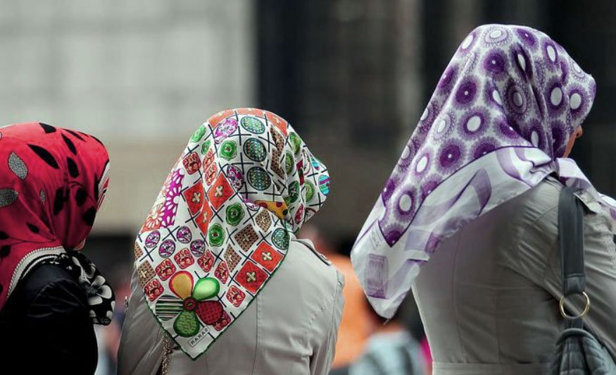 Muslimas_Kopftuch https://www.nau.ch/news/schweiz/politiker-klagt-uber-kopftuch-boom-in-biel-be-und-erntet-kritik-67148097